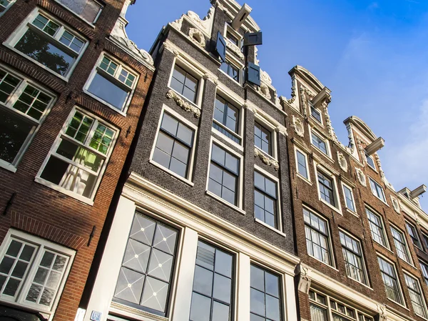 Ámsterdam, Países Bajos, 10 de julio de 2014. Detalles arquitectónicos típicos de edificios antiguos en la orilla del canal — Foto de Stock