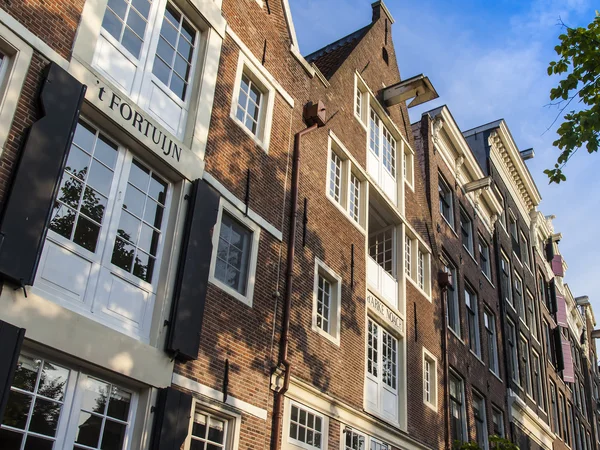 阿姆斯特丹，荷兰，2014 年 7 月 10 日。银行渠道的旧建筑物典型建筑细节 — 图库照片