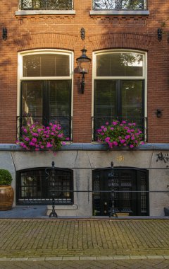 Amsterdam, Hollanda, üzerinde 10 Temmuz 2014. kanal kıyısında eski binaların tipik mimari detaylar