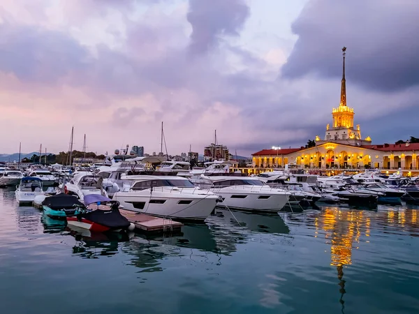 Sochi, Rusya, 18 Ekim 2021. Günbatımında Sochi Marina limanında yatlar