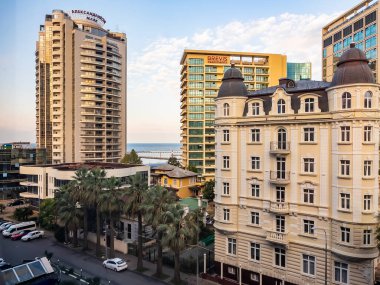Sochi, Rusya, 19 Ekim 2021. Tipik şehir manzarası. Çağdaş mimari.