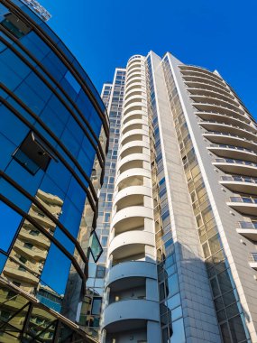 Sochi, Rusya, 19 Ekim 2021. Tipik şehir manzarası. Çağdaş mimari.