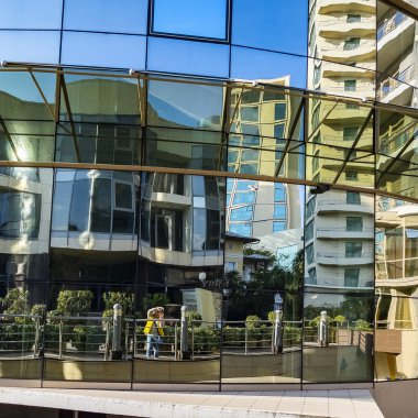 Sochi, Rusya, 19 Ekim 2021. Tipik şehir manzarası. Çağdaş mimari.