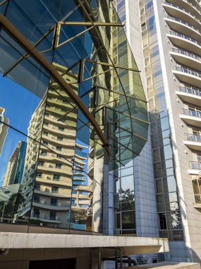 Sochi, Rusya, 19 Ekim 2021. Tipik şehir manzarası. Çağdaş mimari.