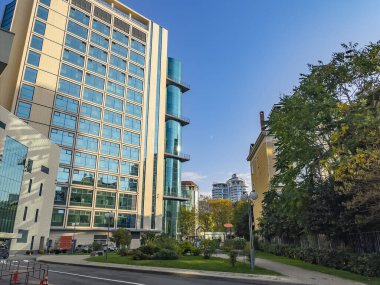 Sochi, Rusya, 19 Ekim 2021. Tipik şehir manzarası. Çağdaş mimari.