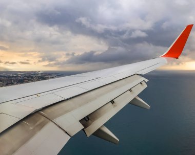 Dünya 'nın görüntüsü ve uçan uçağın penceresinden bulutlar