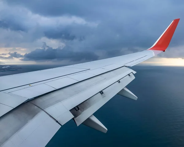 Pohled Zemi Mraky Okna Létajícího Letadla — Stock fotografie
