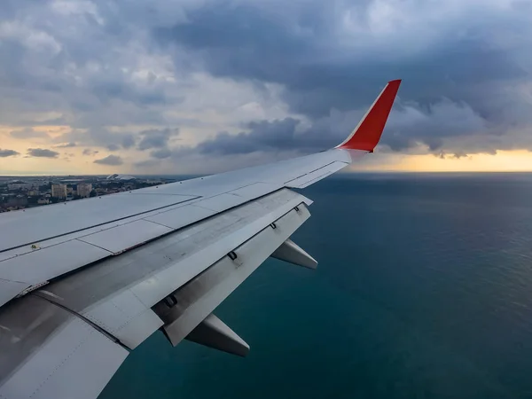 Dünya Nın Görüntüsü Uçan Uçağın Penceresinden Bulutlar — Stok fotoğraf