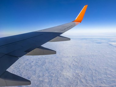 Dünya 'nın görüntüsü ve uçan uçağın penceresinden bulutlar
