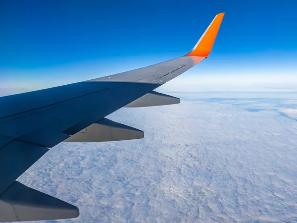 Vista Tierra Las Nubes Desde Una Ventana Del Avión Volador —  Fotos de Stock