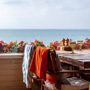 Sochi, Rusya, 18 Ekim 2021. Resimli duvar seti. İnsanlar deniz kıyısındaki kafede dinlenip yemek yiyor.