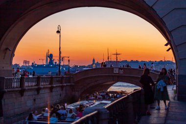 St. Petersburg, Rusya, 24 Temmuz 2021. Moika ve Neva nehirlerini birbirine bağlayan Zimnyaya Kanavka Kanalı 'nın manzarası, Hermitage köprüsü ve günbatımı saatindeki resimli setleri..