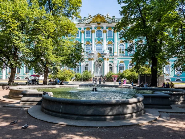 ロシアのサンクトペテルブルク 2021年7月23日 エルミタージュ美術館を背景に噴水 — ストック写真
