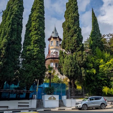 Sochi, Rusya, 19 Ekim 2021. Şehrin tarihsel kısmında tipik kentsel görünüm