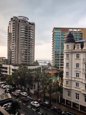 Sochi, Rusya, 19 Ekim 2021. Tipik şehir manzarası. Çağdaş mimari.
