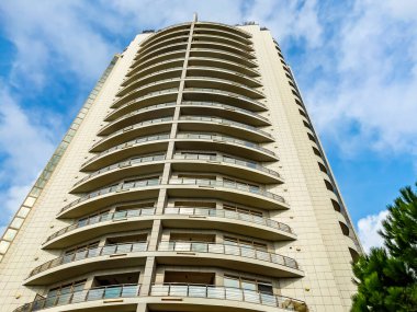 Sochi, Rusya, 19 Ekim 2021. Tipik şehir manzarası. Çağdaş mimari.