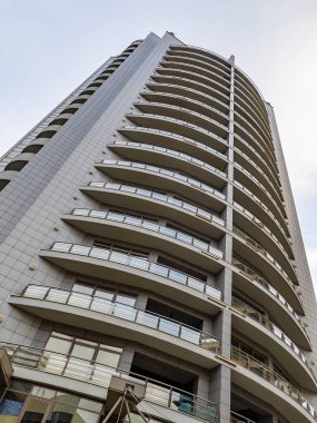 Sochi, Rusya, 19 Ekim 2021. Tipik şehir manzarası. Çağdaş mimari.