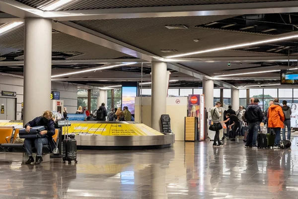 2017年10月18日 俄克拉荷马州索契市 人们在国际机场等候到阿德勒的行李 — 图库照片