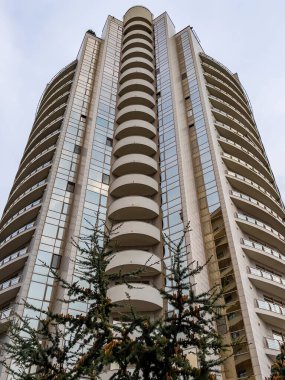 Sochi, Rusya, 19 Ekim 2021. Tipik şehir manzarası. Çağdaş mimari.