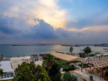 Sochi, Rusya, 19 Ekim 2021. Gün batımında resimli rıhtım