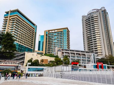 Sochi, Rusya, 19 Ekim 2021. Tipik şehir manzarası. Çağdaş mimari.