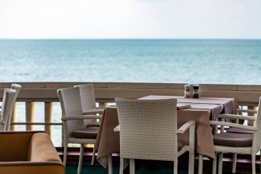 Sochi, Rusya, 18 Ekim 2021. Resimli duvar seti. Deniz kıyısında rahat bir kafe.