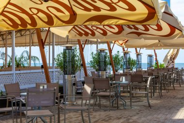 Sochi, Rusya, 18 Ekim 2021. Resimli duvar seti. Sabahın erken saatlerinde deniz kıyısında rahat bir kafe.