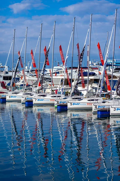 Sochi, Rusya, 19 Ekim 2021. Sochi Marina limanında yatlar