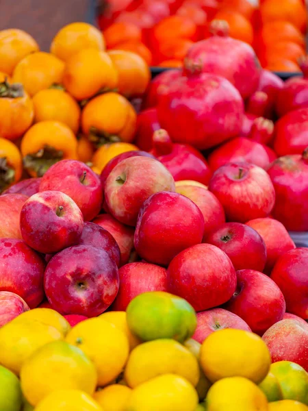 Διάφορα Φρούτα Απλώνονται Στους Πάγκους Της Αγοράς — Φωτογραφία Αρχείου
