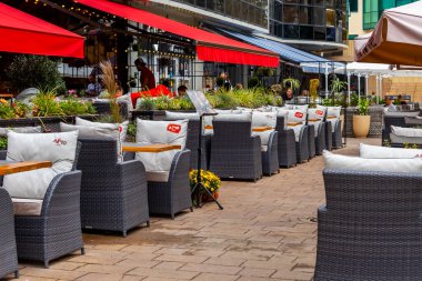 Sochi, Rusya, 18 Ekim 2021. Resimli duvar seti. Deniz kıyısında rahat bir kafe.