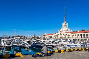 Sochi, Rusya, 21 Ekim 2021. Şehrin turistik sembollerinden biri olan deniz istasyonunun inşaatı Sochi Marina limanında yapılmaktadır.