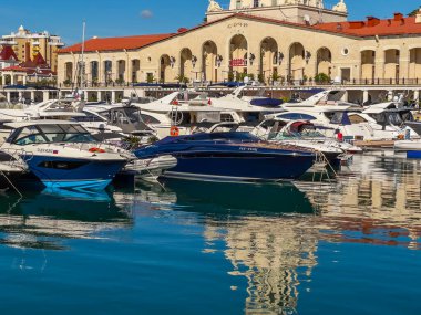 Sochi, Rusya, 19 Ekim 2021. Sochi Marina limanında yatlar