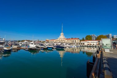 Sochi, Rusya, 21 Ekim 2021. Şehrin turistik sembollerinden biri olan deniz istasyonunun inşaatı Sochi Marina limanında yapılmaktadır.