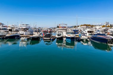 Sochi, Rusya, 19 Ekim 2021. Sochi Marina limanında yatlar