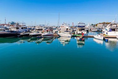 Sochi, Rusya, 19 Ekim 2021. Sochi Marina limanında yatlar
