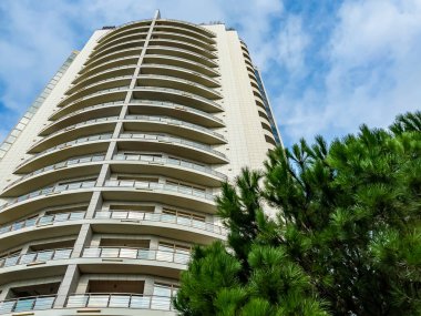 Sochi, Rusya, 19 Ekim 2021. Modern şehir mimarisi. Eski binanın ön cephesinin bir parçası