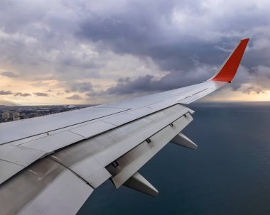 Dünya 'nın görüntüsü ve uçan uçağın penceresinden bulutlar