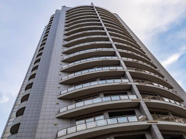 Sochi, Rusya, 19 Ekim 2021. Modern şehir mimarisi. Eski binanın ön cephesinin bir parçası