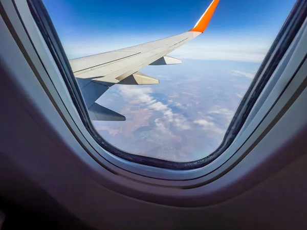 Blick Auf Erde Und Wolken Aus Einem Fenster Des Fliegenden — Stockfoto