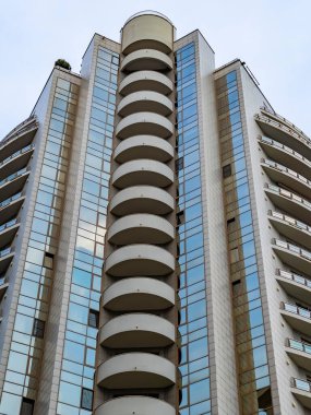 Sochi, Rusya, 19 Ekim 2021. Modern şehir mimarisi. Eski binanın ön cephesinin bir parçası