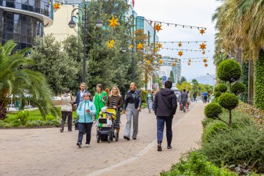 Sochi, Rusya, 20 Ekim 2021 Navaginskaya yaya yolu şehir merkezinde.