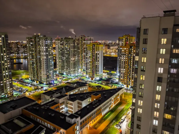 2021年11月4日 俄罗斯圣彼得堡 晚上时分的多层现代住宅楼宇 — 图库照片