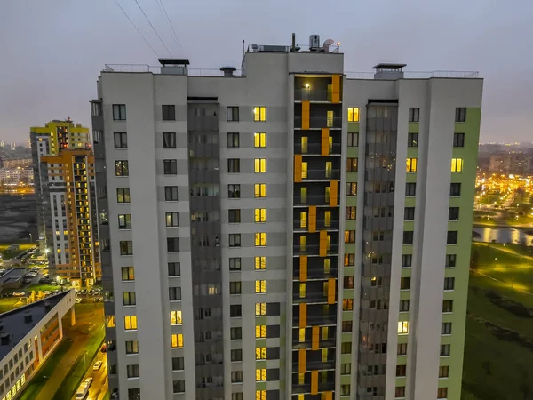 ロシアのサンクトペテルブルク 2021年11月4日 夜の時間に複数階建ての現代住宅 — ストック写真
