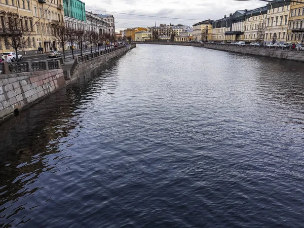 ロシアのサンクトペテルブルク 2021年11月7日 フォンタンカ川とその美しい堤防の眺め — ストック写真