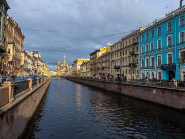 St. Petersburg, Rusya, 7 Kasım 2021. Griboyedov Kanalı 'nın manzarası ve manzaralı setleri. Kurtarıcının Kilisesi Uzakta Kan Döktü