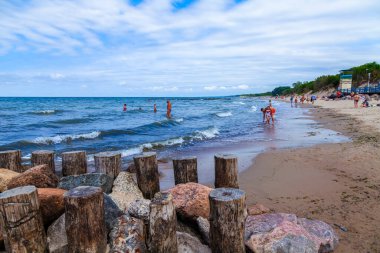 Zelenogradsk, Rusya, 28 Haziran 2021. İnsanlar plajda dinlenip güneşleniyor.