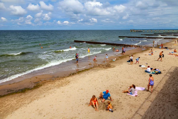 Zelenogradsk Rusia Junio 2021 Gente Descansa Toma Sol Playa —  Fotos de Stock