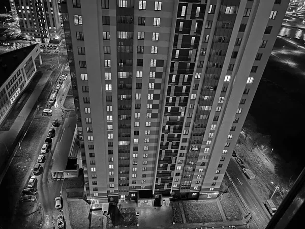 2021年11月4日 俄罗斯圣彼得堡 晚上时分的多层现代住宅楼宇 — 图库照片