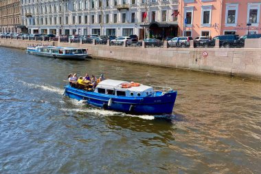 St. Petersburg, Rusya, 27 Temmuz 2021. Fontanka nehrinin manzarası ve onun pitoresk setleri. Zevk gemisi yelken açtı