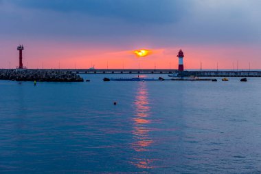 Sochi, Rusya, 18 Nisan 2021 plajda gün batımı. Uzakta deniz feneri